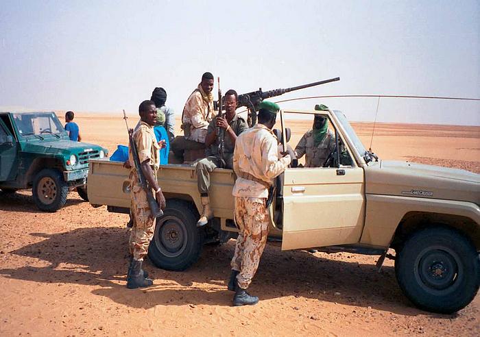 Nezbytný ozbrojený doprovod pro průjezd Sahary